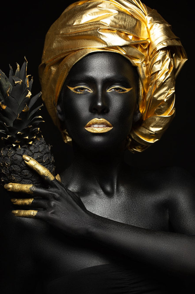 Vrouw Zwart met gouden doek