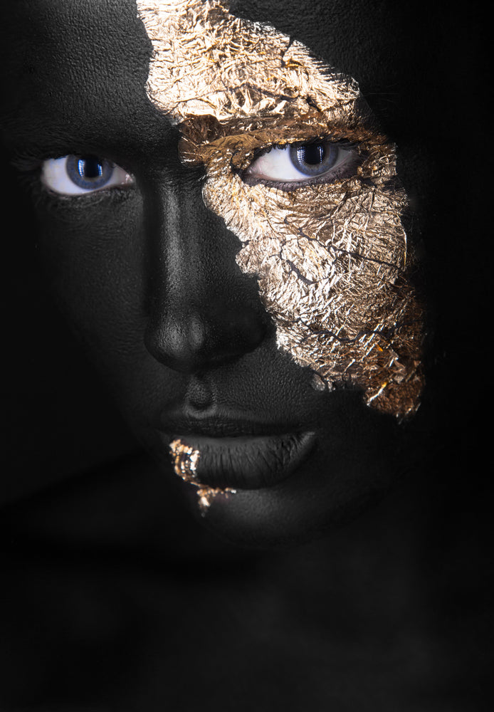Vrouw zwart goud met blauwe ogen