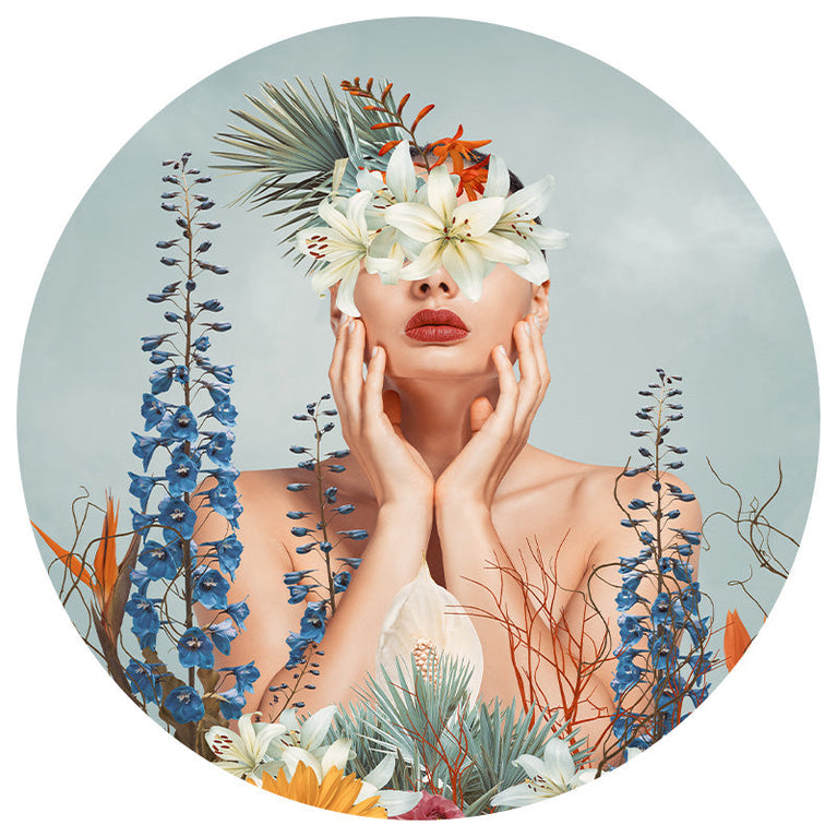 Mysterious thinking flower woman cirkel