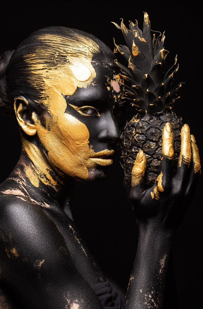 Vrouw Zwart en Goud met Ananas