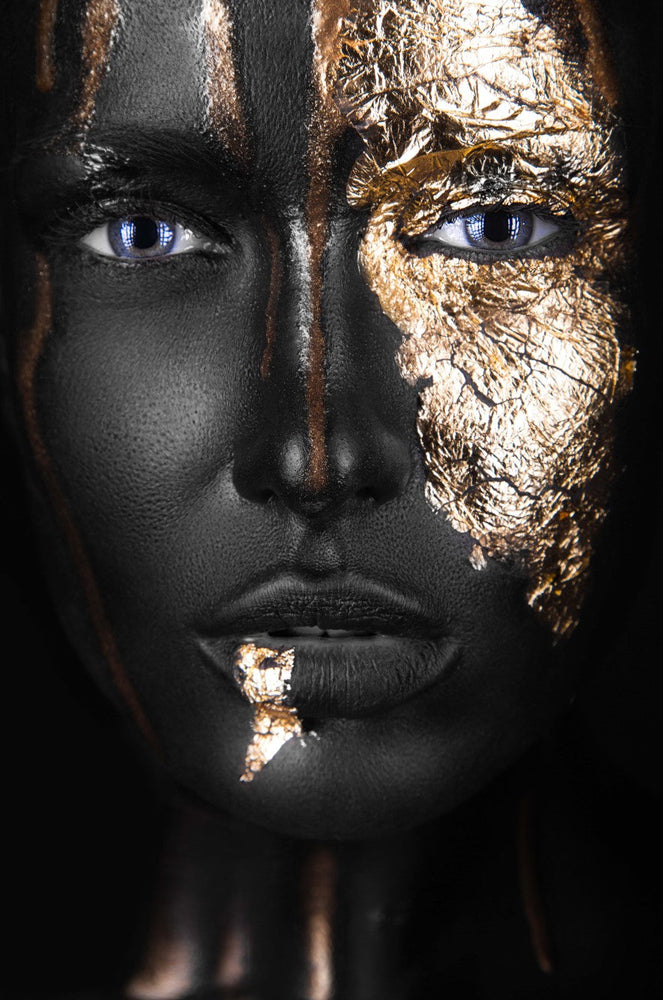 Vrouw zwart goud gezicht