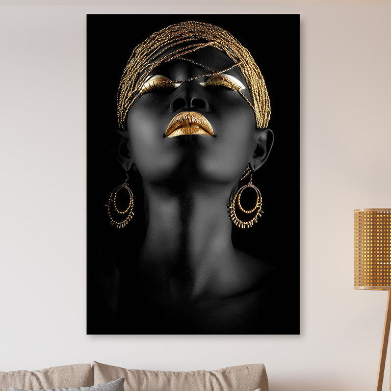 Vrouw zwart goud met kin omhoog